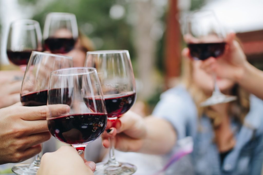 Copa de bebida y comida sobre una mesa en un contexto social