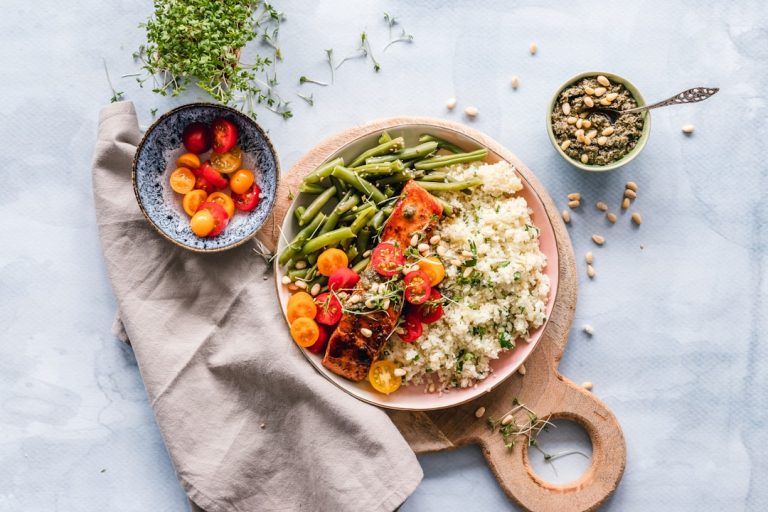 Plato saludable con verduras, legumbres y alimentos variados