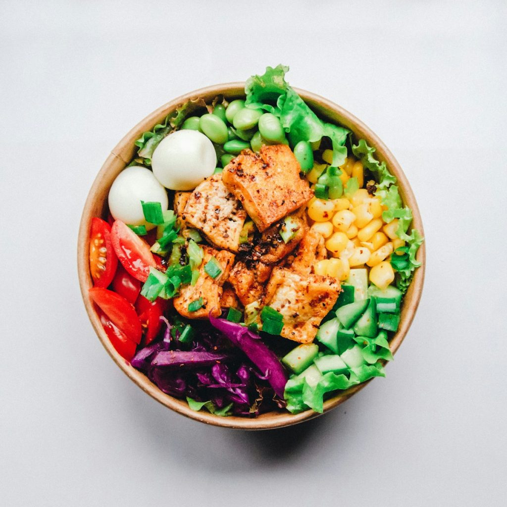 Plato equilibrado con alimentos saludables, verduras y fuentes de proteína