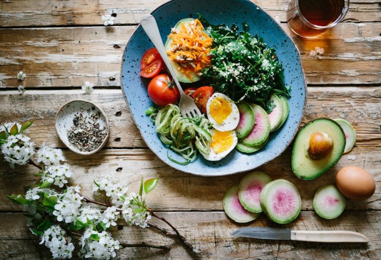 Plato equilibrado y alimentos frescos para explicar el balance energético