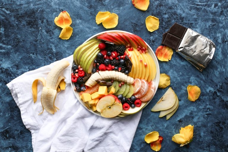 Desayuno equilibrado con yogur, fruta, avena y frutos secos