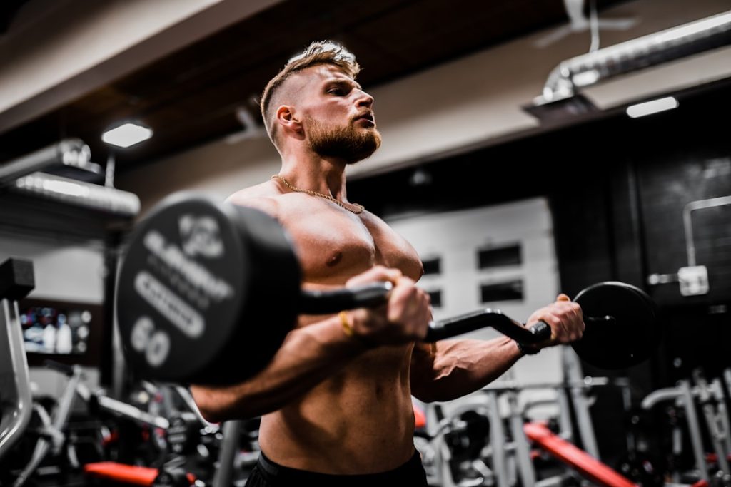 Hombre adulto realizando entrenamiento de fuerza con pesas