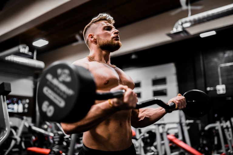 Hombre adulto realizando entrenamiento de fuerza con pesas