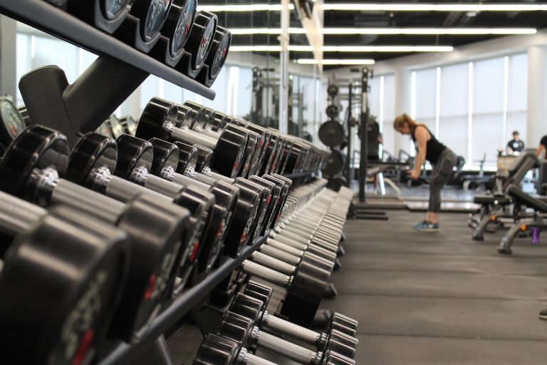 Hombre adulto realizando entrenamiento de fuerza en un gimnasio