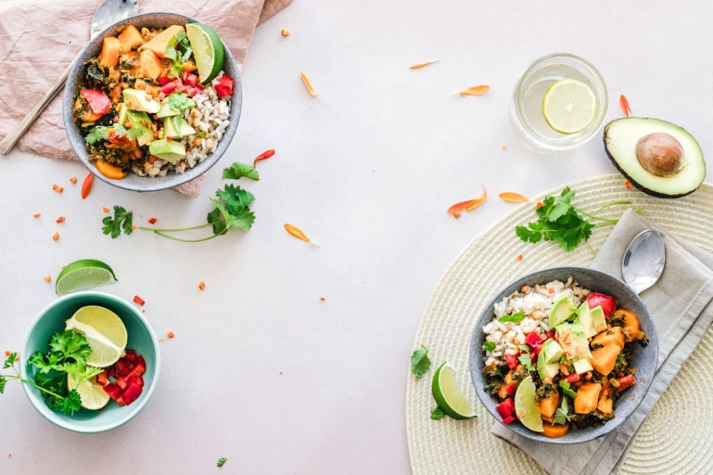 Recipientes con comidas equilibradas preparadas para la semana