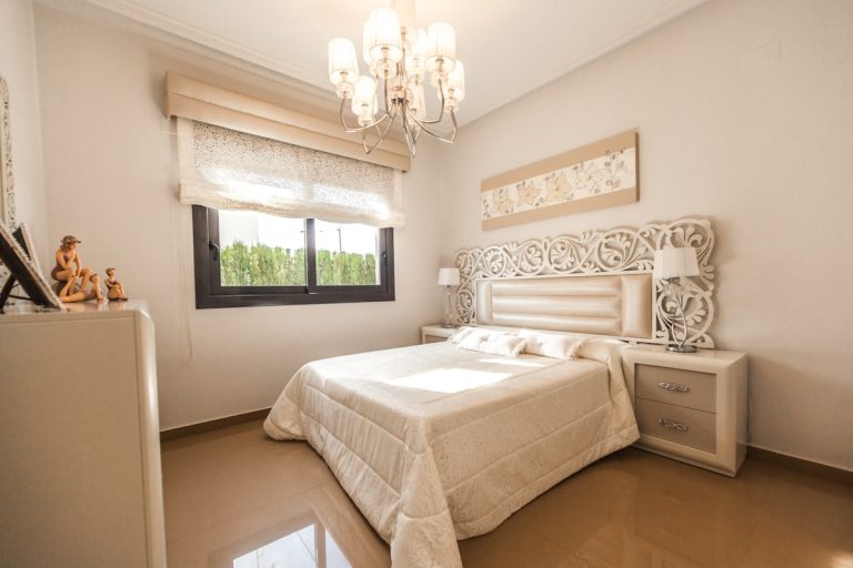 Dormitorio tranquilo preparado para favorecer un buen descanso nocturno